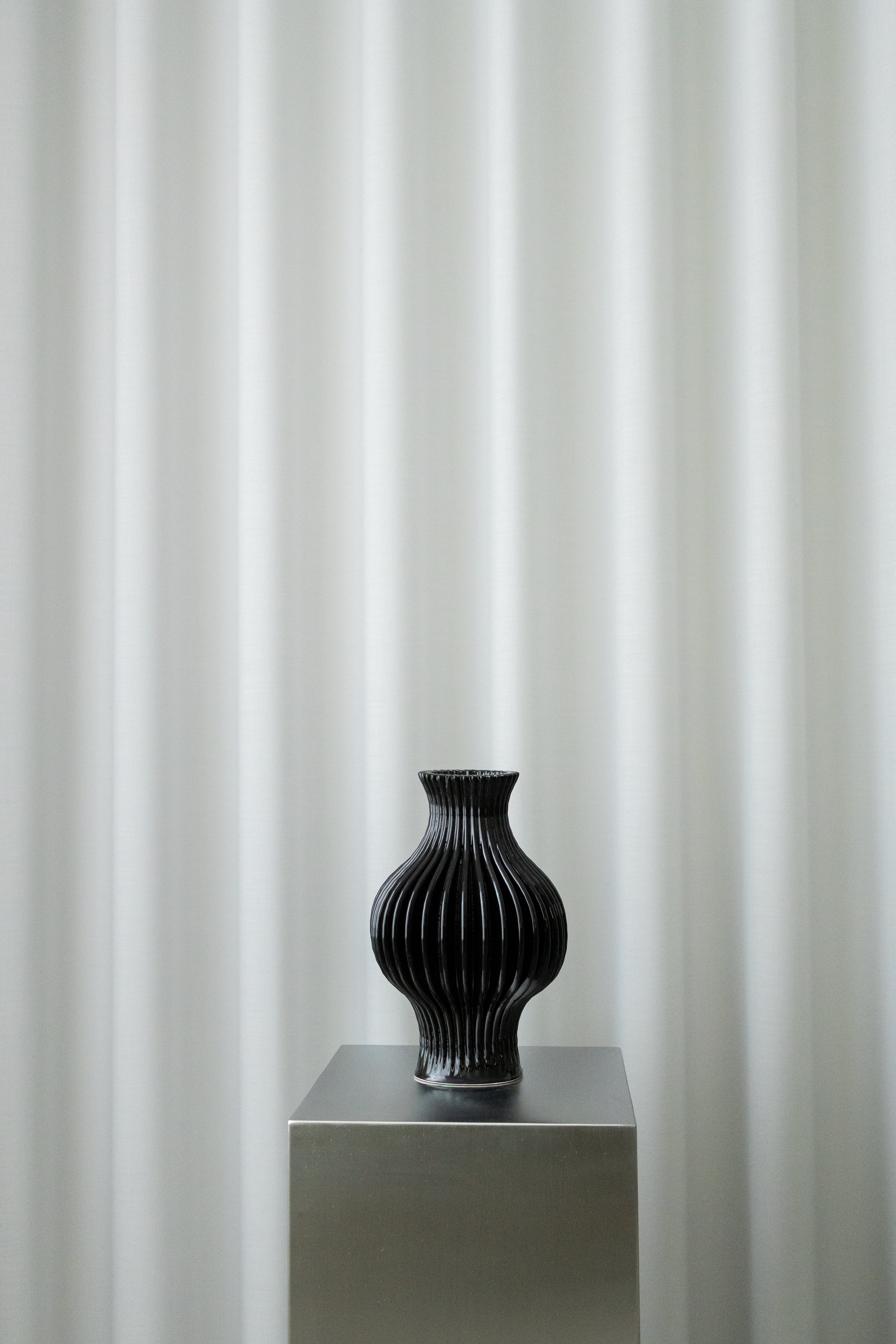 FORMA VASE - BLACK