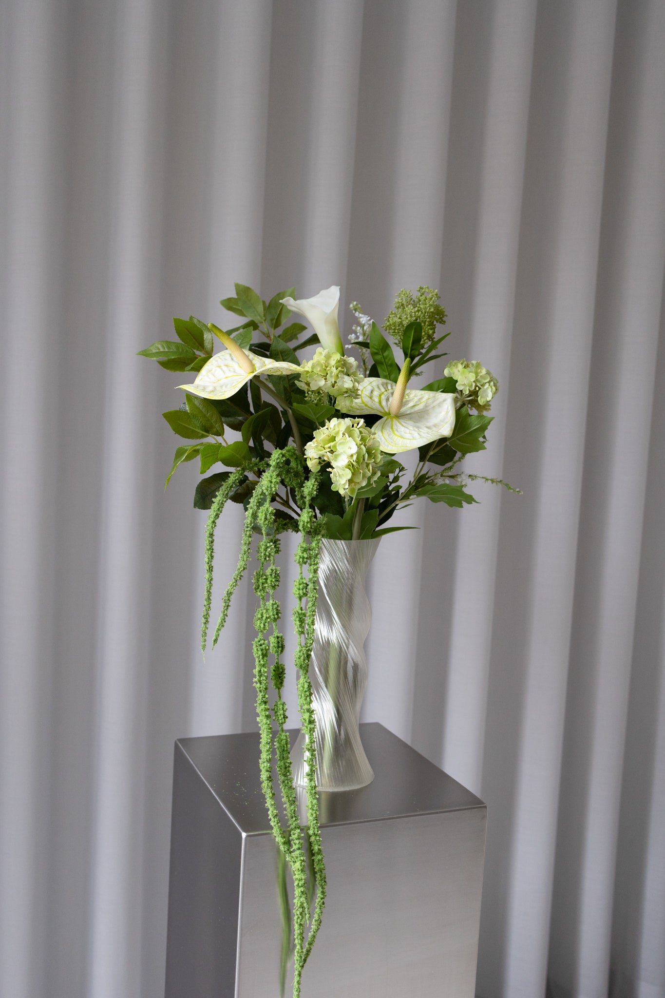 Botanical Breeze Buket