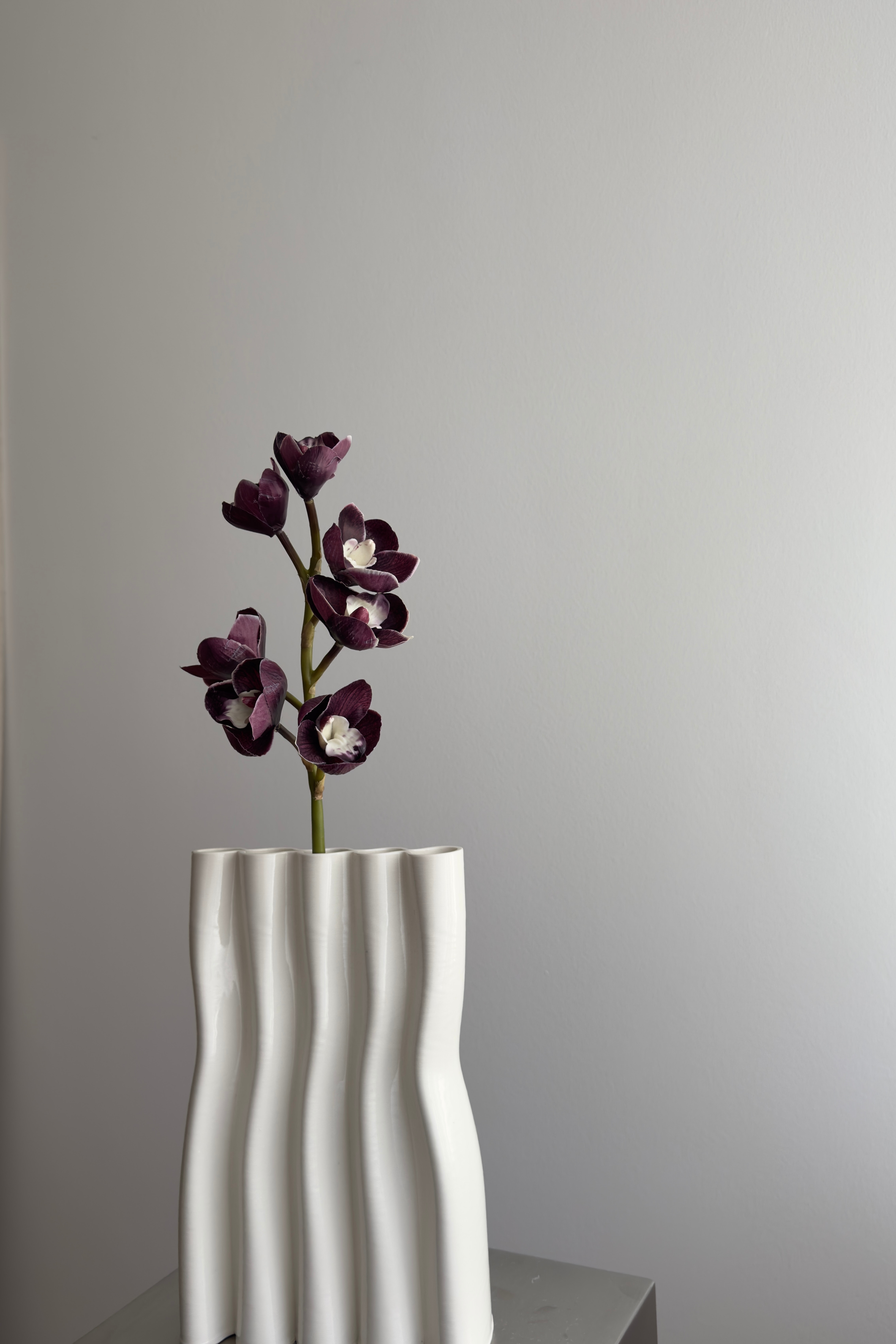 Kunstig Naturtro Cymbidium 7 hovedet - Mørke Lilla