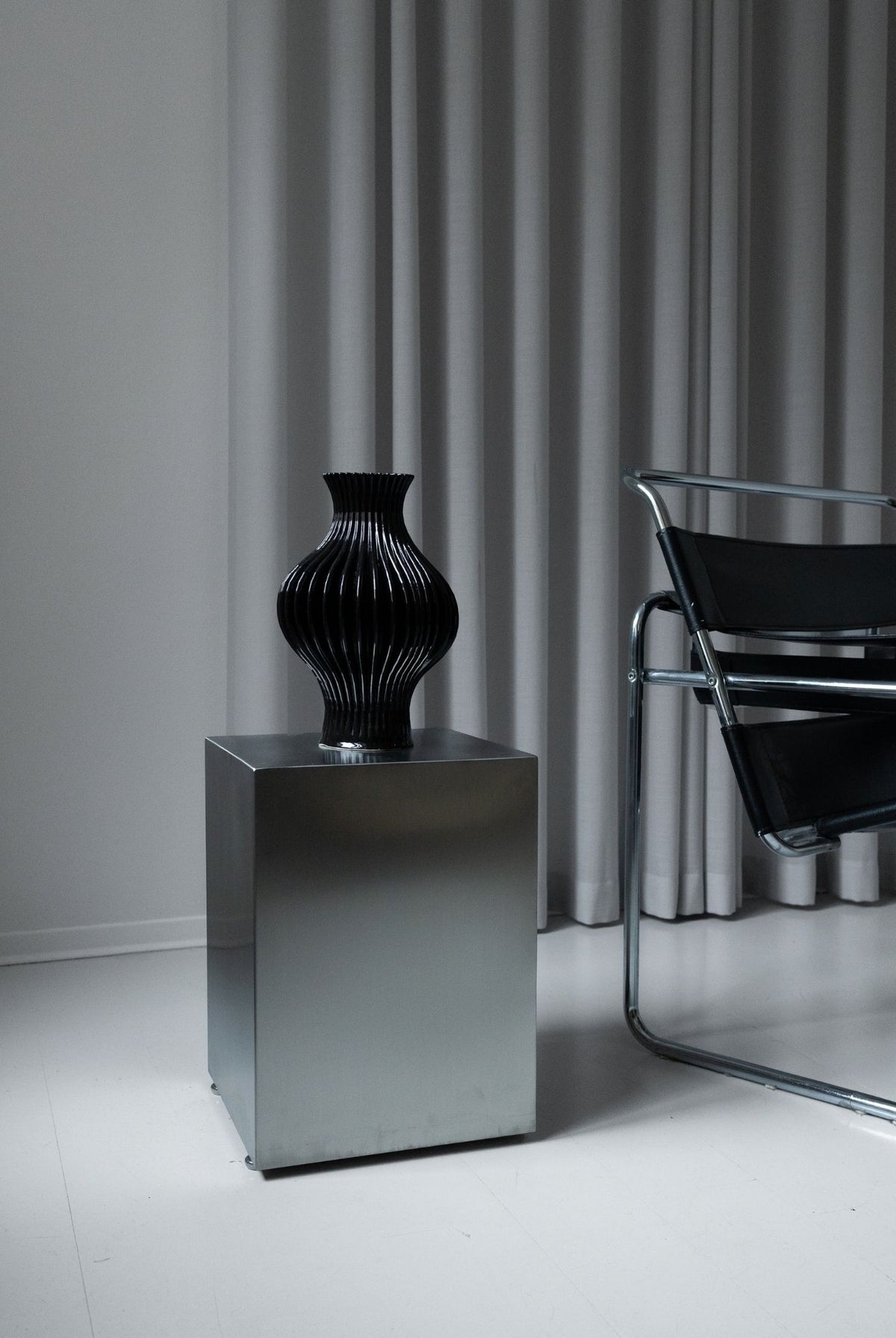 FORMA VASE - BLACK